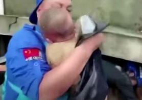 VIDEO DRAMATIC // O mamă a murit salvându-și bebelușul. Cele două au fost prinse sub dărâmături